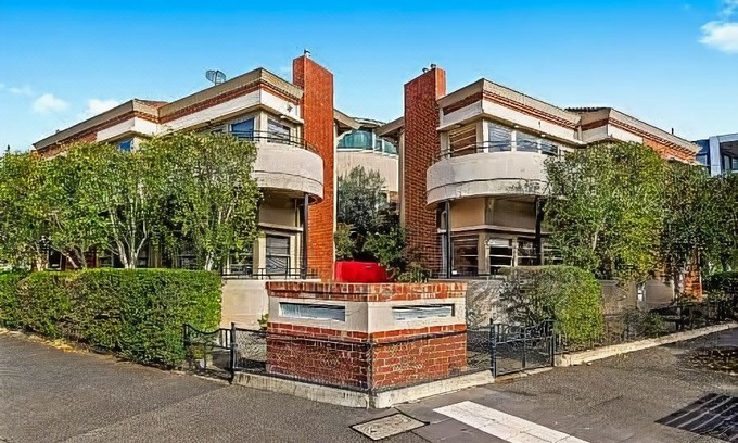 Williamstown Hotel | Captain's Retreat Apartments and Cottages