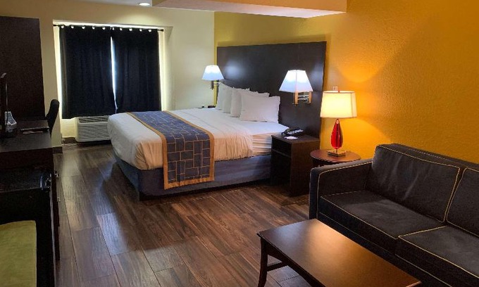 Pinecrest West Park Hotel | Days Inn & Suites by Wyndham Tampa/Raymond James Stadium