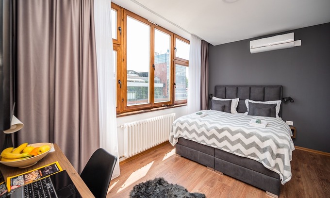 Old Town Hotel | Modern and Bright Studio - Main Street