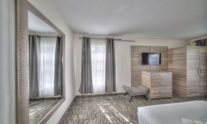 Pompano Beach Hotel | Riverside Apartments by The Beach
