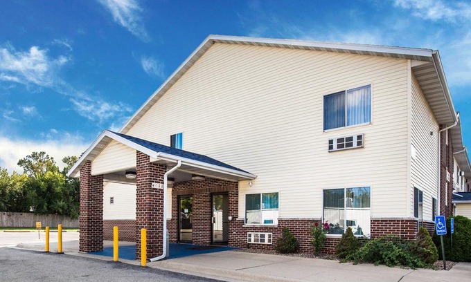 Cedar Rapids - Iowa City Hotel | Rodeway Inn Cedar Rapids