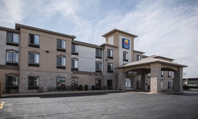 Village of Lakewood Hotel | Comfort Inn Crystal Lake - Algonquin