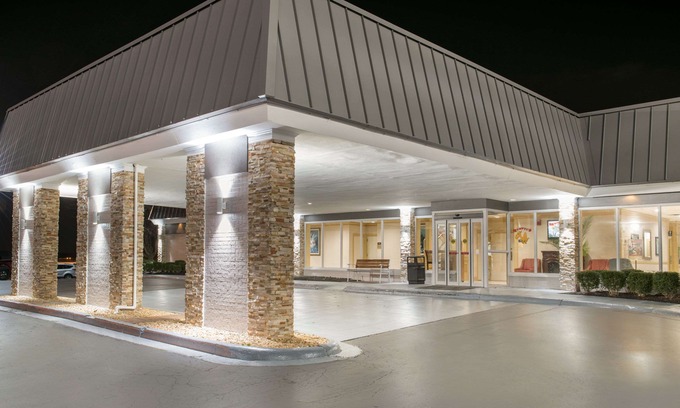 Englewood Hotel | Clarion Inn Dayton Airport