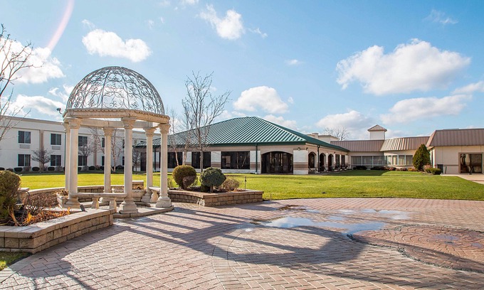 Elmhurst Hotel | Clarion Inn Elmhurst - Oakbrook