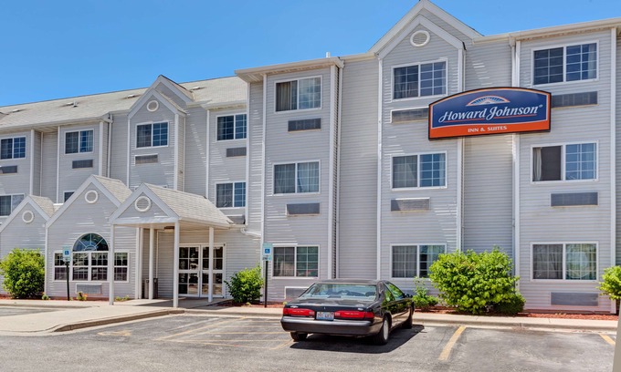 Elk Grove Village Hotel | Howard Johnson Hotel & Suites by Wyndham Elk Grove Village