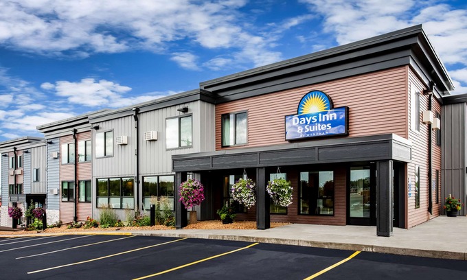 Duluth Hotel | Days Inn & Suites by Wyndham Duluth by The Mall