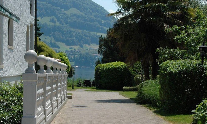 Merlischachen Hotel | Schloss-Hotel am See - Swiss-Chalet Merlischachen