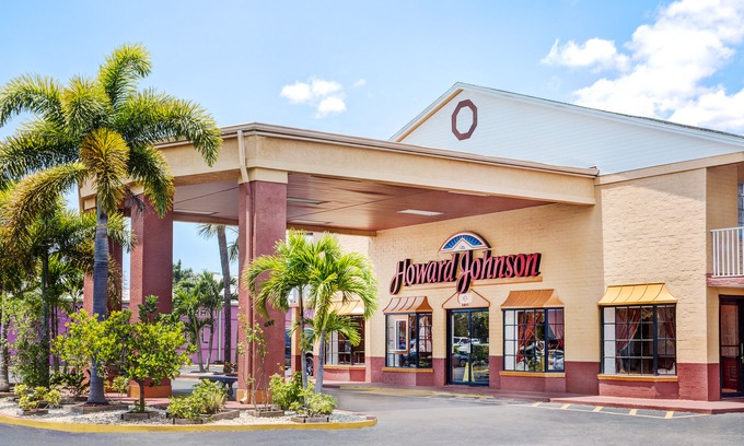 Fort Myers Hotel | Howard Johnson by Wyndham Ft. Myers FL