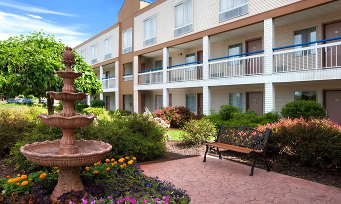 Romulus Hotel | Howard Johnson by Wyndham Romulus Detroit Metro Airport