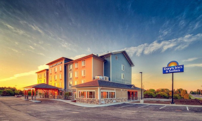 Lindsay Hotel | Days Inn & Suites by Wyndham Lindsay