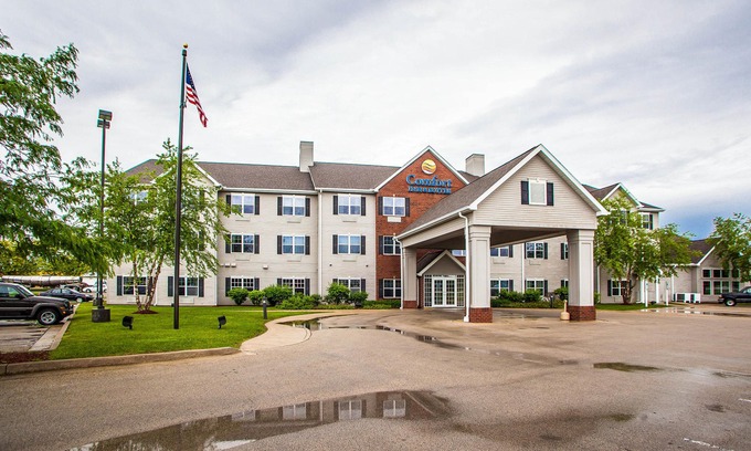 Fulton Hotel | AmericInn by Wyndham Fulton Clinton