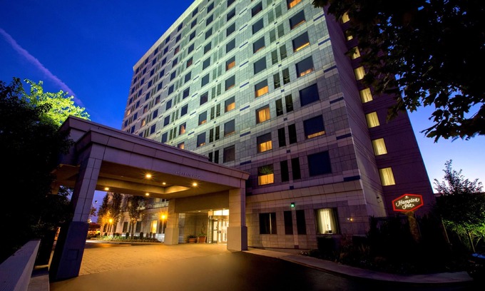 Queens Hotel | Hampton Inn NY-JFK
