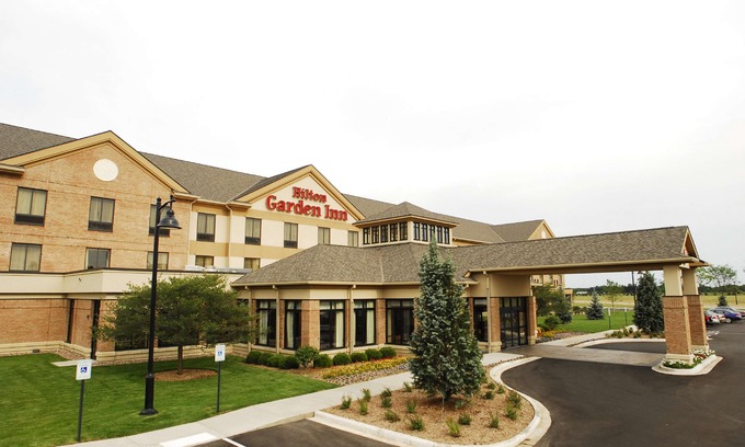 Summit Corners Hotel | Hilton Garden Inn Oconomowoc