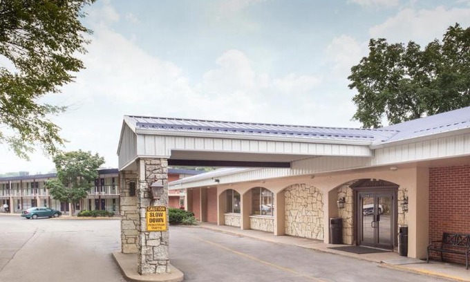 Dubuque Hotel | Days Inn by Wyndham Dubuque