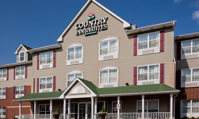 Village of Lakewood Hotel | Country Inn & Suites by Radisson, Crystal Lake, IL