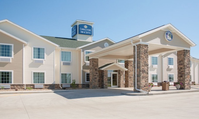 Winterset Hotel | Cobblestone Inn & Suites - Winterset, IA