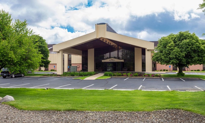 Elkhart Hotel | Baymont by Wyndham Elkhart