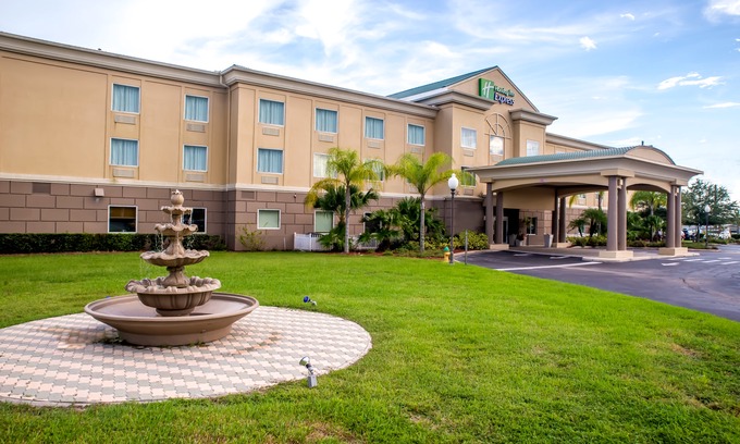 Cocoa Hotel | Holiday Inn Express Hotel & Suites Cocoa, an Ihg Hotel