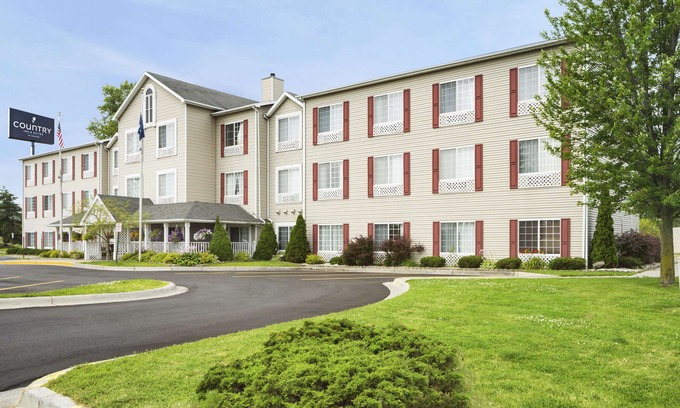 Forest Hills Hotel | Country Inn & Suites by Radisson, Grand Rapids Airport, MI