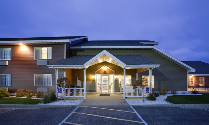 Paynesville Hotel | Paynesville Inn & Suites