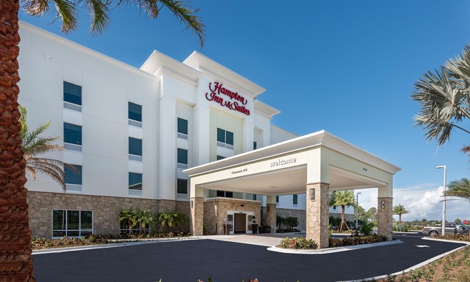 Interchange Square Hotel | Hampton Inn & Suites West Melbourne-Palm Bay Road