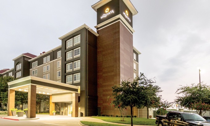 Arlington Hotel | La Quinta by Wyndham Arlington North 6 Flags Dr