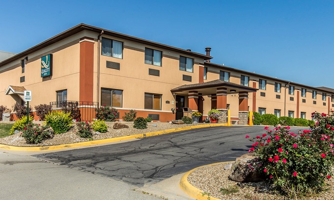 Cedar Rapids Hotel | Quality Inn at Collins Road - Cedar Rapids