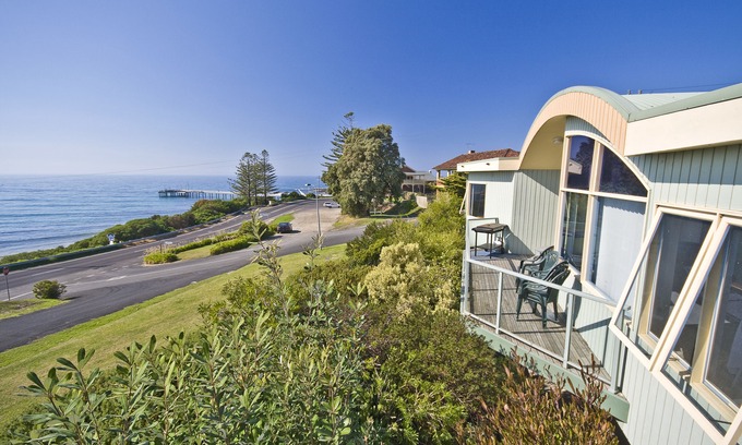 Lorne Hotel | Pierview Apartments