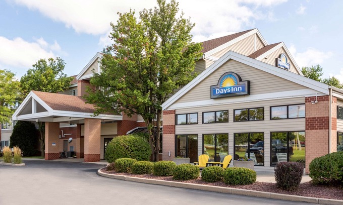 Monona Hotel | Days Inn & Suites by Wyndham Madison