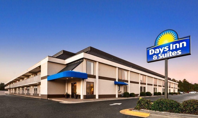 Westover Hotel | Days Inn & Suites by Wyndham Fort Bragg/Cross Creek Mall