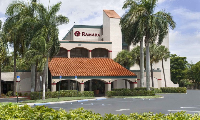 Villages of Palm Beach Lakes Hotel | Ramada by Wyndham West Palm Beach Airport
