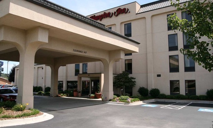 Hillsville Hotel | Hampton Inn - Hillsville