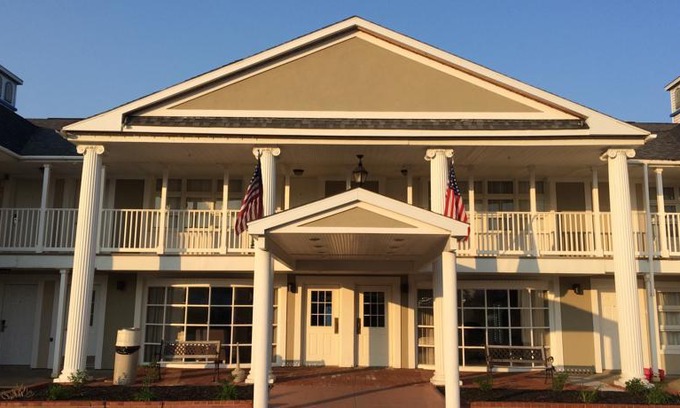 St Ignace Hotel | Baymont by Wyndham St. Ignace Lakefront