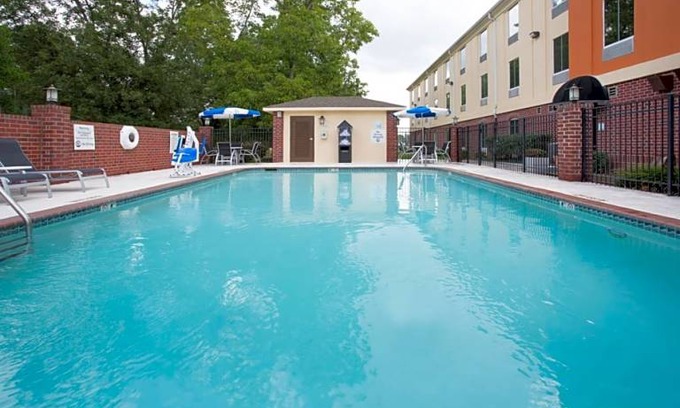 Minden Hotel | 2-Star Hotel ∙ Holiday Inn Express Minden, an IHG Hotel