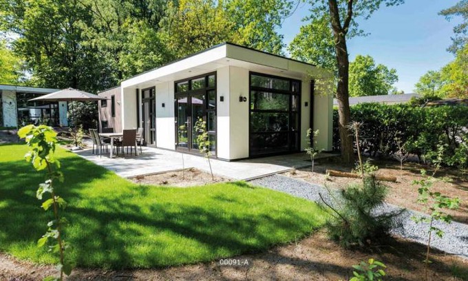 Beekbergen-Zuid Cabin | Luxurious 6-person holiday home with spacious terrace.
