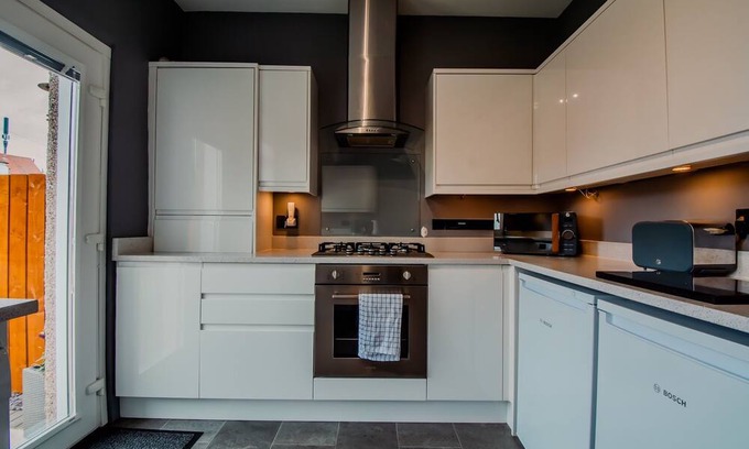 Pilton House | 2 Bed Main Door bright Modern apt with Garden & free Parking
