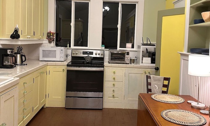 Pahoa Cottage | Da Jungalow sleeps 4, 10 minutes from Pahoa town, Kalapana and Black Sand Beach!
