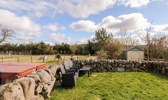 Palnackie Cottage | SHETLAND COTTAGE, pet friendly, with hot tub in Dalbeattie