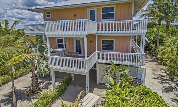 Captiva House | Captivation - Sunrise-to-sunset views–walk to beach– 2 golf carts, bikes, pool