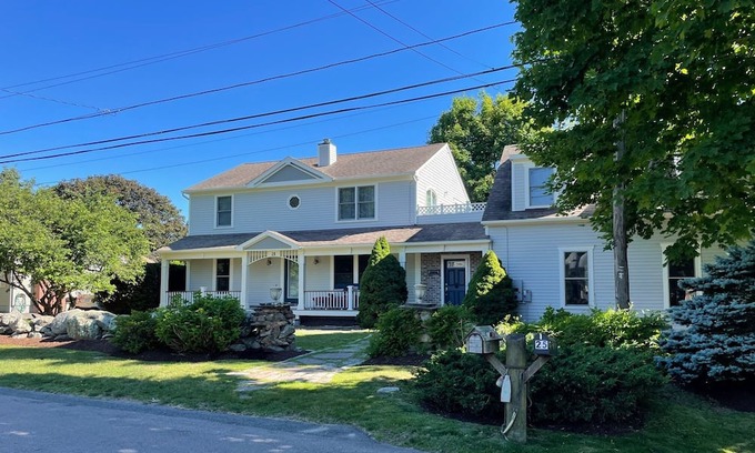 Briggs Farm House | 7 BR/3 Full BA - with CENTRAL AIR includes Linens and towels!!
