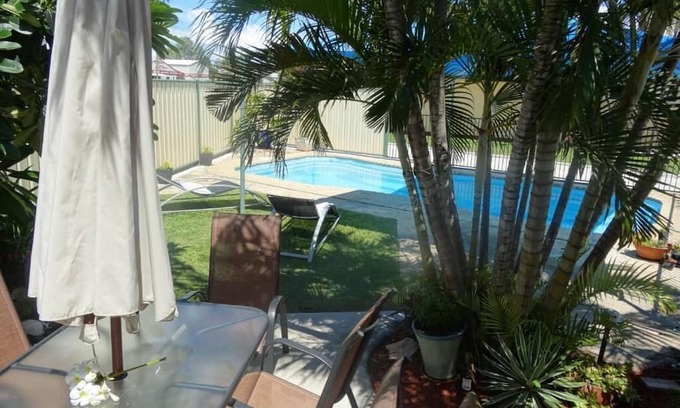 Bowen Hotel | Pearly Shell Motel