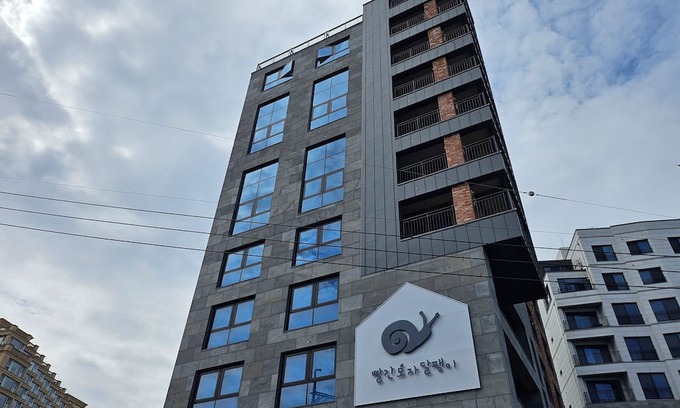 Seogwipo City Hotel | Red hat snail