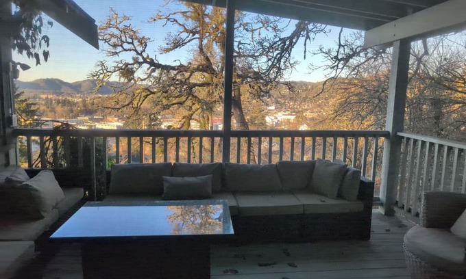 Roseburg House | Charming 3-bedroom house with WiFi and stunning views in lovely Roseburg