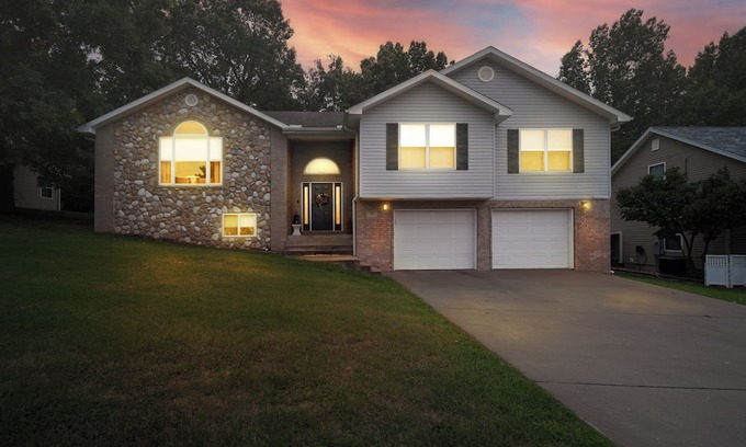 Neosho House | Spacious charming 5-bedroom 3 bath house in Neosho with game area