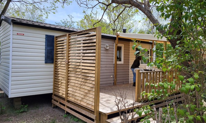 La Roque-d'Antheron House | Mobil-home 'Le 147 Aux Iscles' with Shared Pool, Private Terrace and Air Conditioning