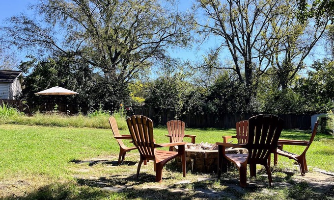 Radnor House | The BOHO Bungalow - NEW listing - Close to BNA, Broadway, Zoo, Opry and Geodis