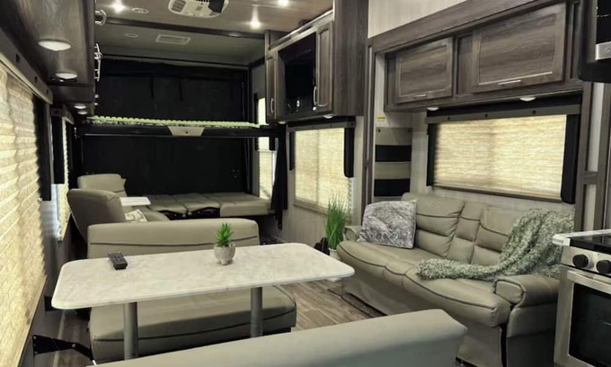 Eureka Springs RV Rental | Route 62 Luxury Voyager Camper