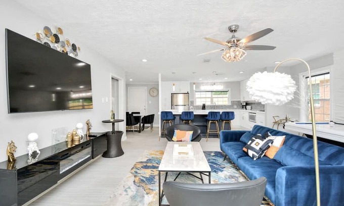 MacGregor House | Sleeps 20~7BD5BA Min to UH, TSU&TX Medical Center