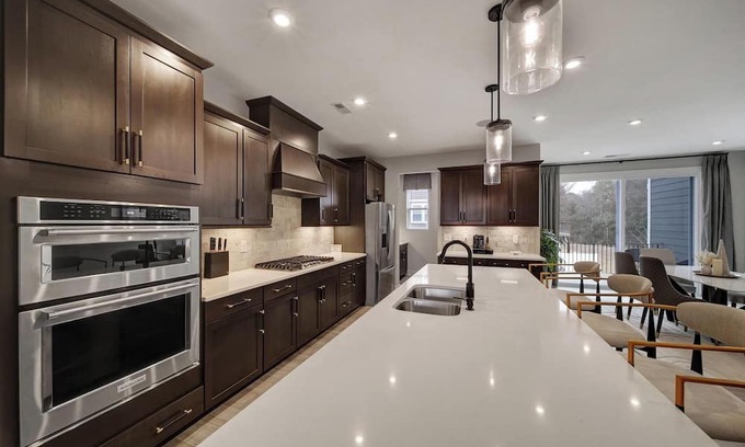 Charlotte House | Peaceful & Spacious Modern 4-bedroom townhome in Charlotte-Ideal for Groups