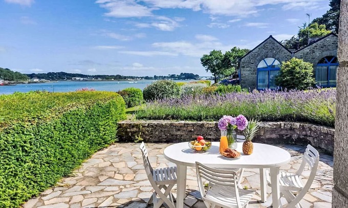 La Trinite-sur-Mer House | Wonderful private villa for 4 guests with TV, terrace and parking
